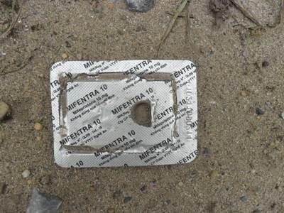 Những viên vỉ thuốc tránh thai khẩn cấp được vứt ở các con đường vắng tại khu công nghiệp Bắc Thăng Long
